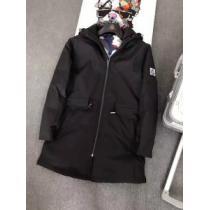 適度に光沢感のあるMONCLER モンクレール 保温効果は抜群 ダウンジャケット