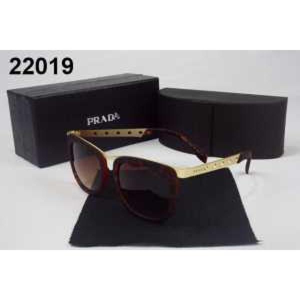 オシャレ度アップ　プラダ PRADA 重宝してくれるサングラス.