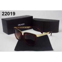 オシャレ度アップ　プラダ PRADA 重宝してくれるサングラス.