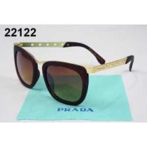 シンプルな着こなしプラダコピー PRADA サングラス.