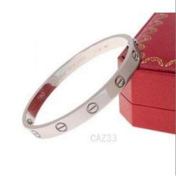 ファッション感が高いCARTIER カルティエ 　女性らしい手元を演出してくれるバングル..225.