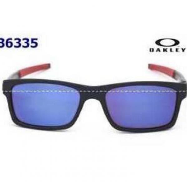 目を惹く存在感抜群のOAKLEY オークリー サングラス.