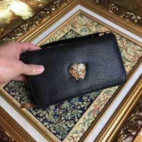 ムダな装飾を排したデザイン 2026春夏 ヴェルサーチ VERSACE 財布.176.