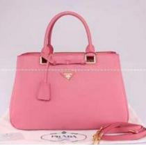 汎用性の高さも人気のPRADA プラダ　機能と美貌を両立したレディース手持ち&ショルダー掛け..68.