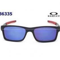 目を惹く存在感抜群のOAKLEY オークリー サングラス.