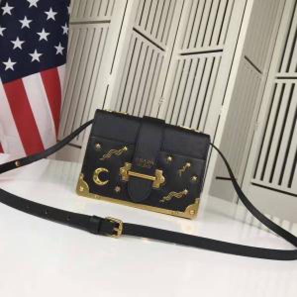 PRADA プラダ 2026特選新作 ショルダーバッグ 海外セレブ定番愛用.68.