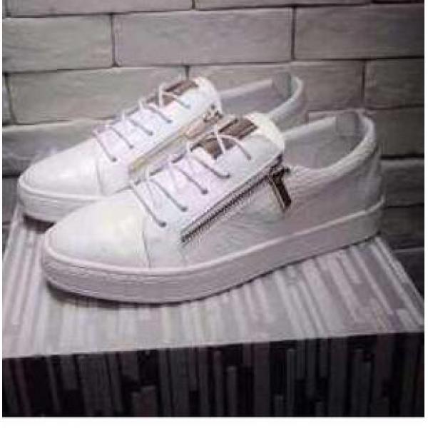 軽量化を図るGIUSEPPE ZANOTTIジュゼッペ ザノッティ 偽物　人気のシューズ