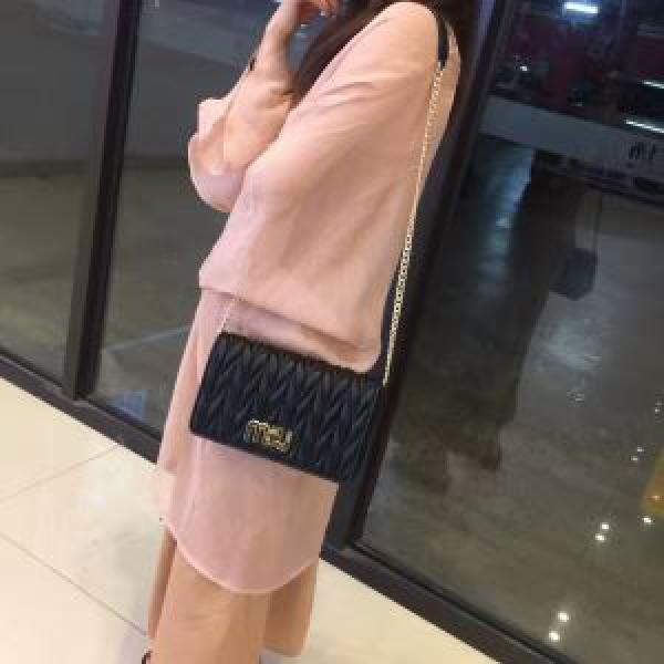 お洒落に魅せる 超激得2026 ミュウミュウ MIUMIU ハンドバッグ 4色選択可.43..43.