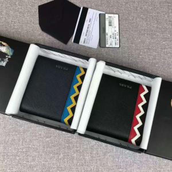 今からの季節にピッタリ！ 2色可選 2026春夏 プラダ PRADA 財布 お洒落な存在感.158.