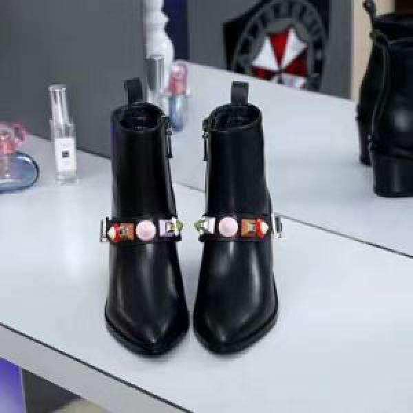 【人気ブログ掲載】  2025秋季超人気 フェンディ FENDI ブーティー2色可選