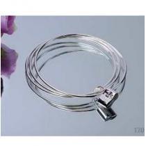 有名人に愛用できるTIFFANY&CO ティファニー  女性らしい抜け感のバングルブランドレディース.220.