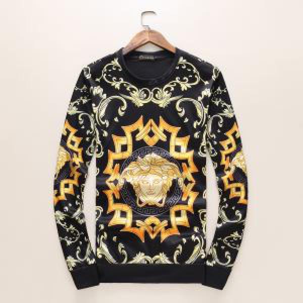 強い魅力を感じる一枚 2026秋冬 最旬アイテム ヴェルサーチ VERSACE