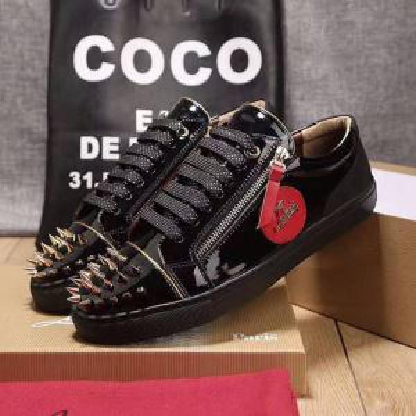 Christian Louboutin フラットシューズ2026 魅力ファッション　 クリスチャンルブタン