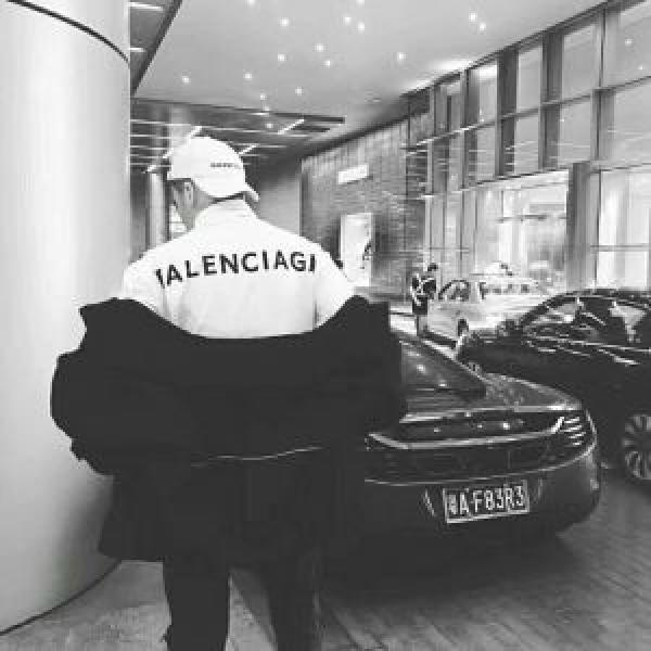 人気新品★超特価★ プルオーバーパーカー 2026秋冬 バレンシアガ BALENCIAGA