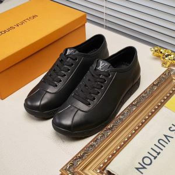 18ＳＳ美品 有名人同じアイテムルイ ヴィトン LOUIS VUITTONランニングシューズ