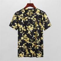 ヴェルサーチ VERSACE 半袖Tシャツ ラックスした雰囲気 大人キレイめ 2026春夏新作