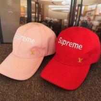 高級感を演出するSUPREMEルイヴィトンｘシュプリームキャップコピーのブラック、ホワイト、ピンク、赤色のベースボールキャップ