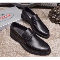 品良く プラダ PRADA 2026夏の定番新品到来! 一味違うデザイン カジュアルシューズ