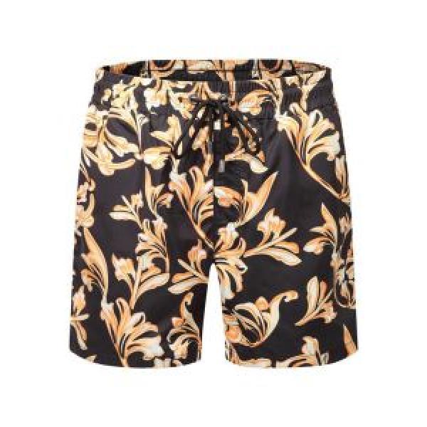 ファッションの最先端 VERSACEショートパンツ 流行っているヴェルサーチ2026年春夏シーズン