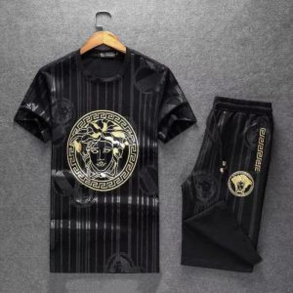 大人気ブランド ヴェルサーチ VERSACE 2026【SALE！】半袖セットアップ 2色可選人目を引く存在感