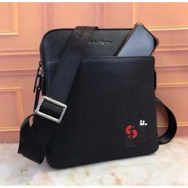 2026有名人同じアイテム サルヴァトーレフェラガモ FERRAGAMO ショルダーバッグ.62.