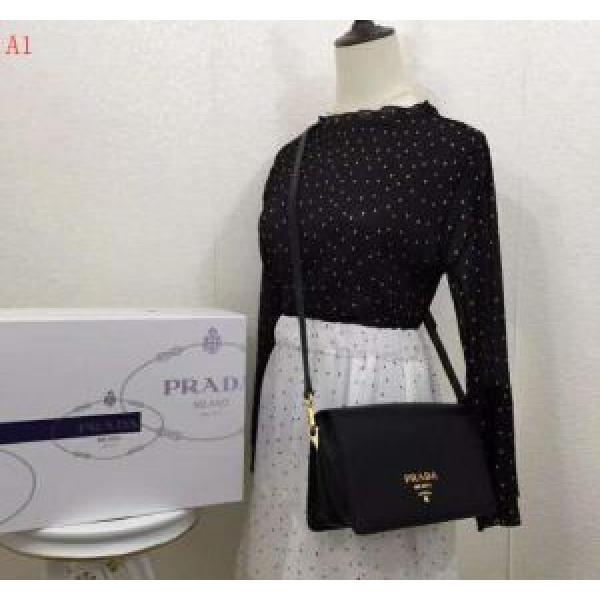 有名人同じアイテム 4色可選 高級感が漂う ショルダーバッグ PRADA プラダ 日本限定素材.68.