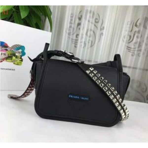 上品でファッション PRADA プラダ 希少性の高い  ショルダーバッグ 多色可選.68.