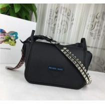 上品でファッション PRADA プラダ 希少性の高い  ショルダーバッグ 多色可選.68.