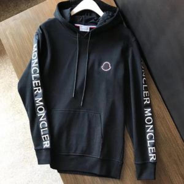 洗練された印象MONCLERモンクレール偽物メンズブラックのフード付きプルオーバーパーカーロゴ付き