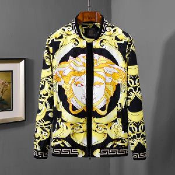 個性的なモデル 目前の注目ブランド  ヴェルサーチVERSACE 野球ウェア 人目を引く存在感