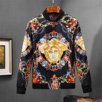 目前の注目ブランド ヴェルサーチ VERSACE 2026年秋冬入荷 ブルゾン 個性的なモデル