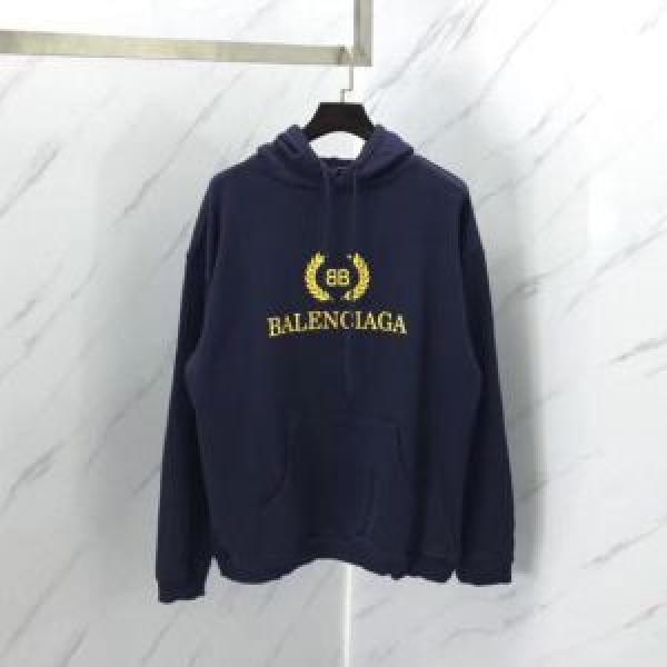 バレンシアガ BALENCIAGA  パーカー 目前の注目ブランド  現代的な印象　個性的なモデル