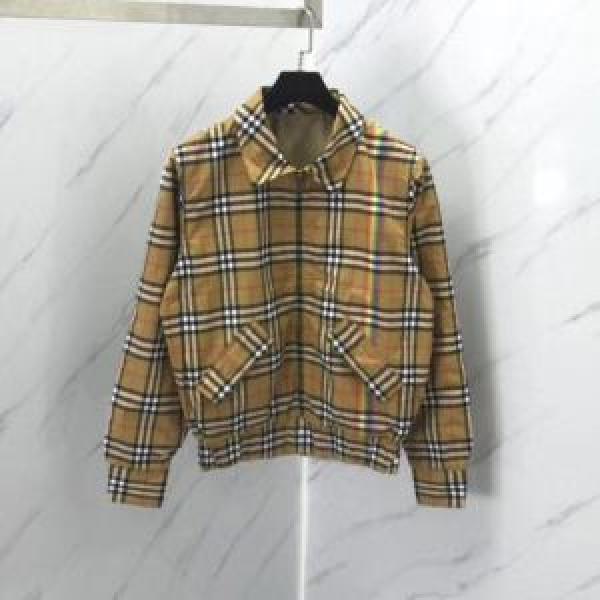 ハーフコート　個性的なモデル　バーバリー BURBERRY  現代的な印象　秋冬大活躍　人目を引く存在感