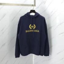 バレンシアガ BALENCIAGA  パーカー 目前の注目ブランド  現代的な印象　個性的なモデル