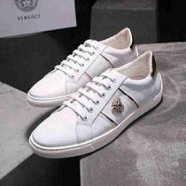 ヴェルサーチ2026秋冬の定番新品到来! VERSACE フラットシューズ高級感が漂う