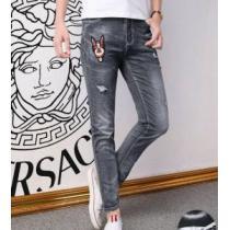 今年っぽくNEWファッション　ヴェルサーチVERSACE  ジーンズ　流行の注目ブランド