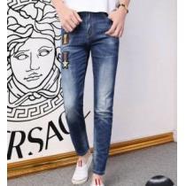 海外限定アイテム　ヴェルサーチVERSACE  毎年流行り定番アイテムおすすめ　ジーンズ　　