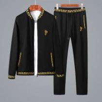 高感度アイテム ヴェルサーチVERSACE 最近人気一番！ 2色可選 上下セット 目前の注目ブランド