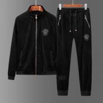 海外先行発売！ヴェルサーチ2026年秋冬入荷 VERSACE 上下セット現代的な印象