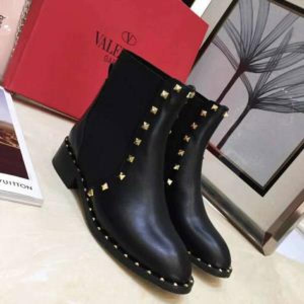 快適さと洗練された表情 ショートブーツ 2026年秋冬シーズン ヴァレンティノ VALENTINO 上品でファッション