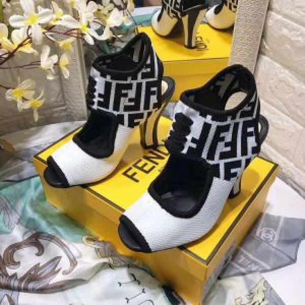 2色可選 秋季超人気アイテム 今季爆発的な人気 FENDI フェンディショートブーツ