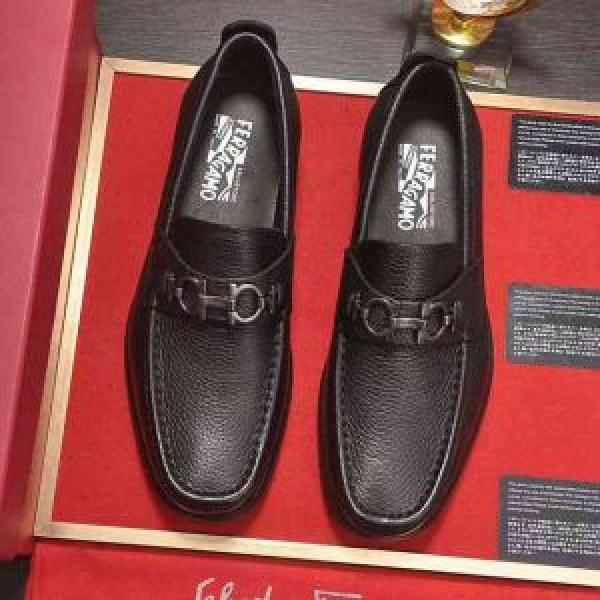 ファッションの最先端！ 話題の新作到着！ カジュアルシューズ FERRAGAMO サルヴァトーレフェラガモ
