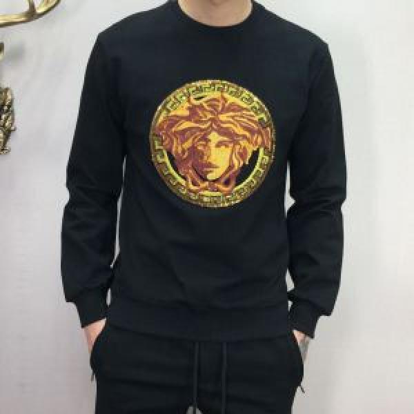 上下セット 2色可選 VERSACE ヴェルサーチ 2026年秋冬シーズン ファッションの最先端！