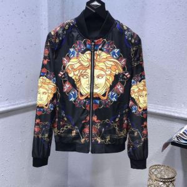 ブルゾン 人目を引く存在感 2026新作コレクション VERSACE ヴェルサーチ 話題人気商品