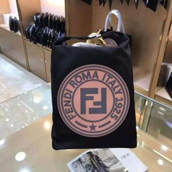 上品でファッション フェンディ大流行中  FENDI リュック 2026年秋冬シーズン.487.