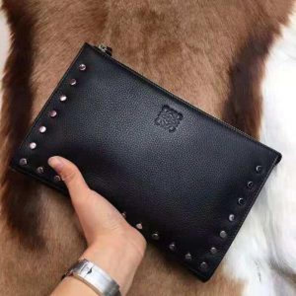 ポーチ 上品でベーシック ロエベ超人気美品 LOEWE 快適さと洗練された表情.151.