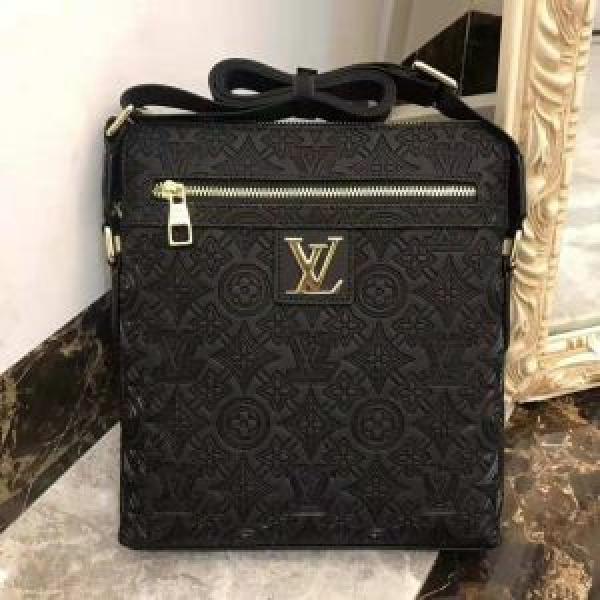 LOUIS VUITTON 圧倒的人気新着 ルイ ヴィトン  一味違うデザインショルダーバッグ.45.
