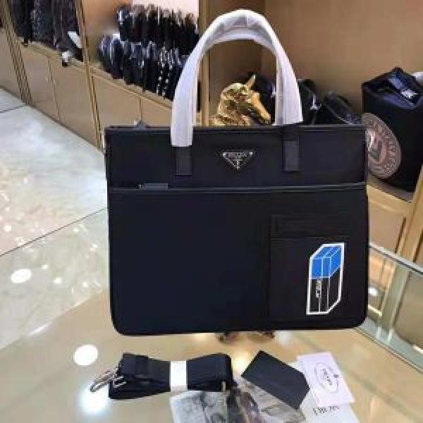 海外先行発売！プラダ秋冬大活躍  PRADA  18ＳＳ美品手持ち&ショルダー掛け今季新作登場.57.