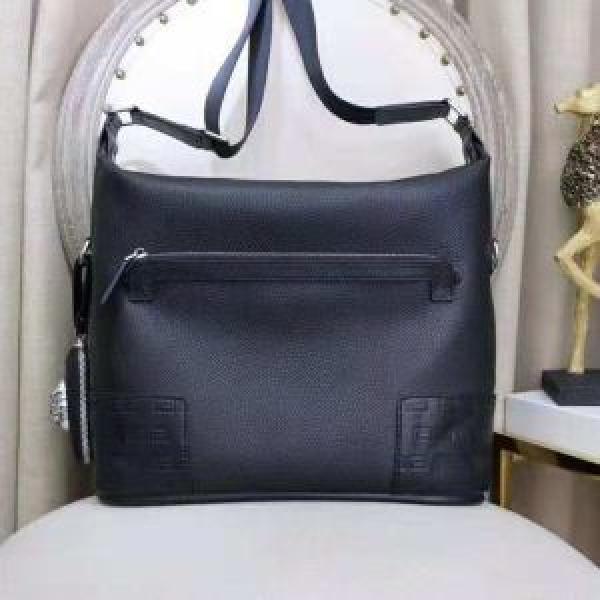 オシャレを満喫できる ヴェルサーチ 今年っぽくNEWファッション VERSACE ショルダーバッグ18ＳＳ美品.82.
