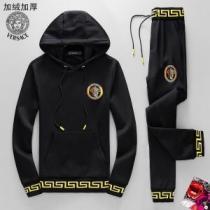 ファッショニスタ愛用 VERSACE ヴェルサーチ 上下セット 目前の注目ブランド 2026年秋冬入荷